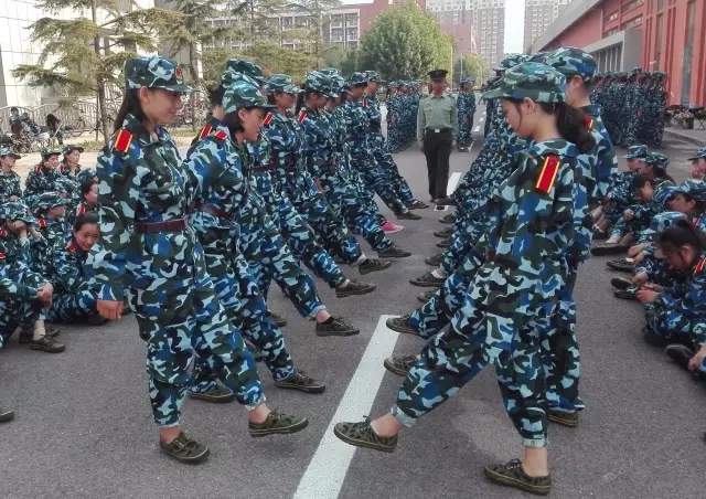 帅气的教官,清一色的“娘子” 437ccm必赢国际首页欢迎您