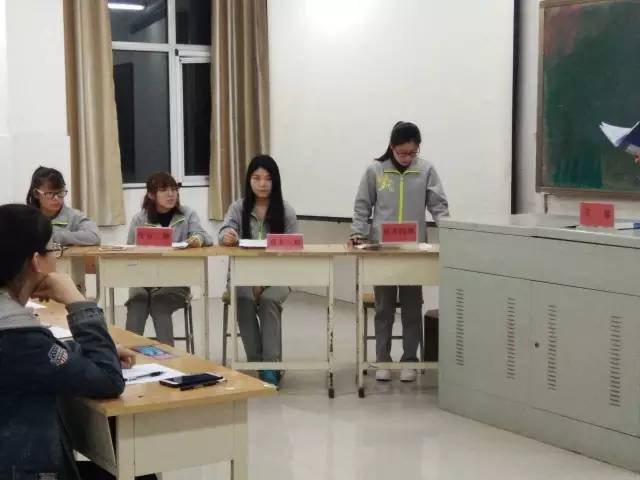 我方一辩手在做总结 437ccm必赢国际首页欢迎您